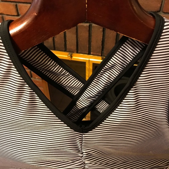 Like new Gap padded gym top size L - Picture 2 of 3